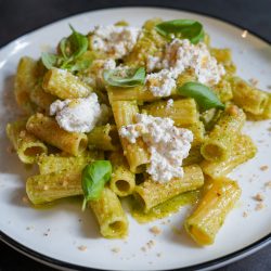 tortiglioni con pesto de nueces y burrata